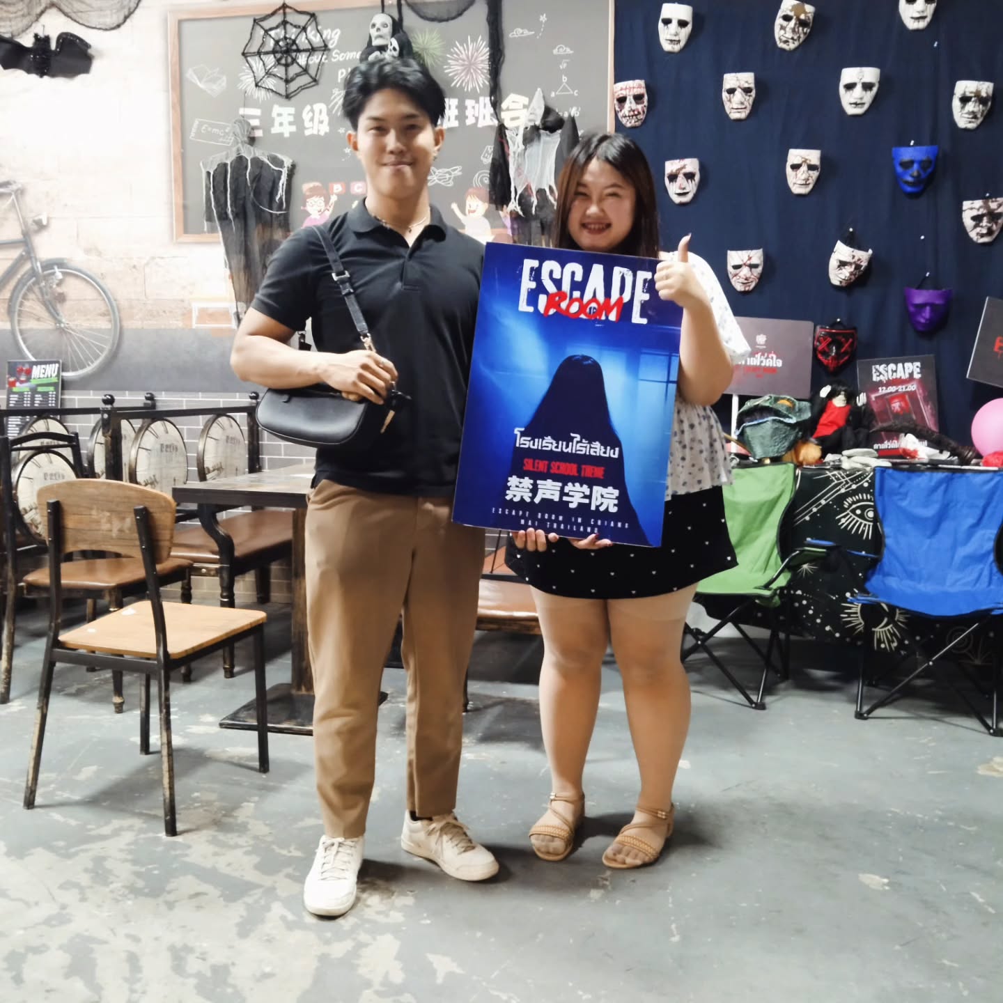 ยากนะที่มาคู่แล้วจะรอดไปถึงจุดจบของเกม ไม่ทิ้งกันเลยคู่นี้ ขอให้รักนี้จงเจริญ #คาเฟ่วัดใจ #คาเฟ่เชียงใหม่ #นักเรียน #นักศึกษา #เกม  #escaperoom #เชียงใหม่ #密室逃脱  #ห้องหลบหนี #สยองขวัญ  #เล่นเกมส์  #เพื่อน  #ท้าทาย #การแสดง #สนุก #หลอน